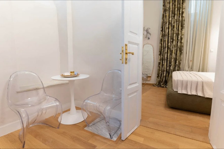 Breakfast nook tulip table — Suite Amorosa at Syra di Giovanni 1862, Ermoupoli, Syros